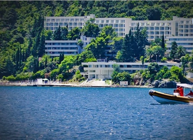 Начался ремонт отеля Ривьера у моря в Черногории
